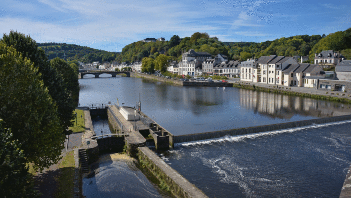 Vue aérienne sur le canal de Nantes à Brest, le barrage et l'observatoire aquatique de Chateaulin dans le Finistère