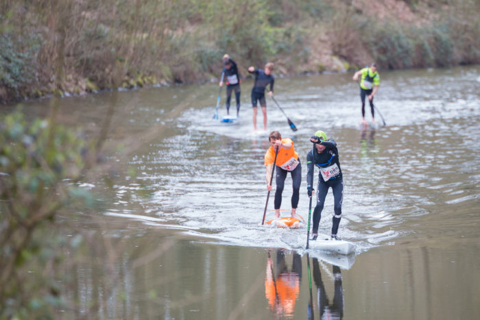 Pratiquants de stand up paddle sur le canal