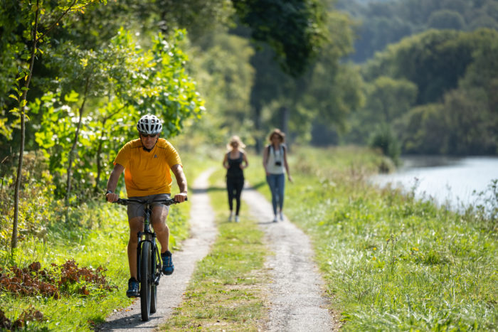 cycliste et randonneurs le long du canal de Nantes à Brest