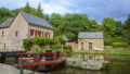 maison éclusière rénovée et pimpante au bord d'un canal breton