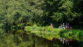 groupe de personnes en vélo au bord d'un canal