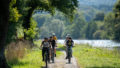 groupe de jeunes cyclistes à vélo sur un chemin de halage