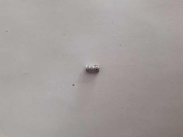 Bague de suivi scientifique d'oiseau