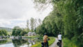 couple de cycliste sur un canal