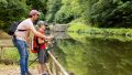 Un père et son fils pêchent.