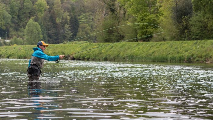 Un pécheur à Chateaulin, dans le département du Finistère.