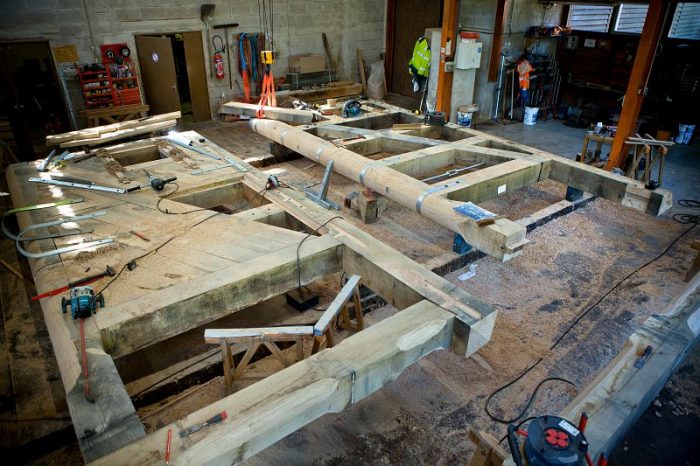 Dans l'atelier fabriquant les portes d'écluses