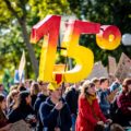 Jeune homme portant une inscription "1,5 degré" lors d'une marche pour le climat